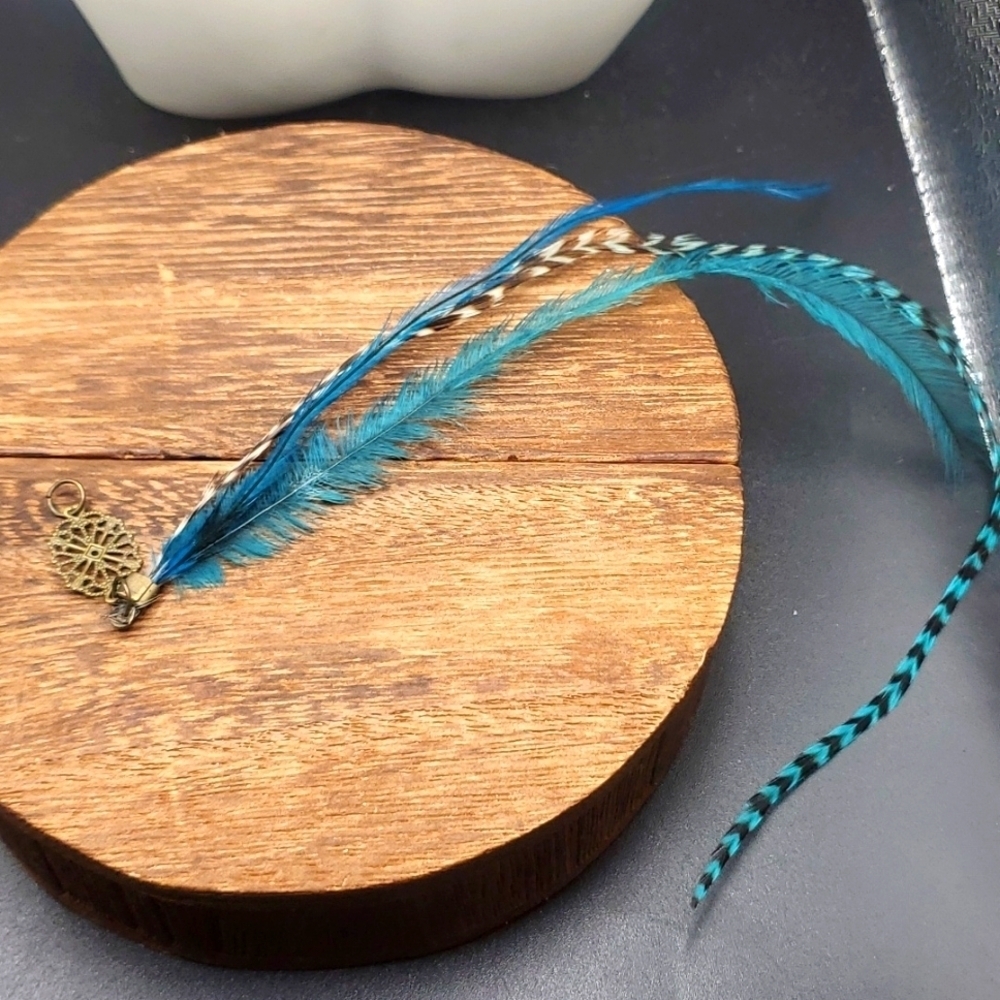 Victorian blue feather‎ pendant